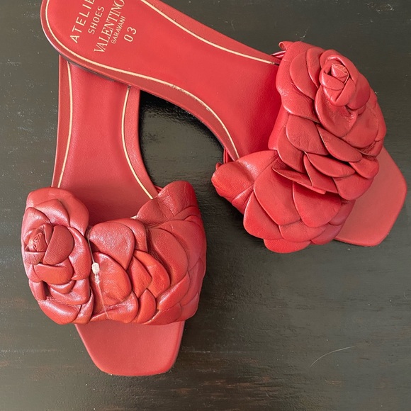 Valentino - Atelier Valentino Garavani - Red leather floral appliqué flat sandal - Picture 11 of 16